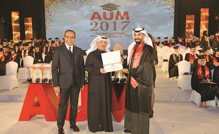 د. حبيب أبل ود. فهد العثمان يكرمان احد الخريجين﻿