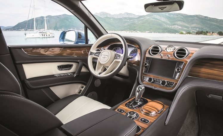 Bentley Bentayga مع الكسوة الخشبية الجديدة (العنبر السائل)﻿