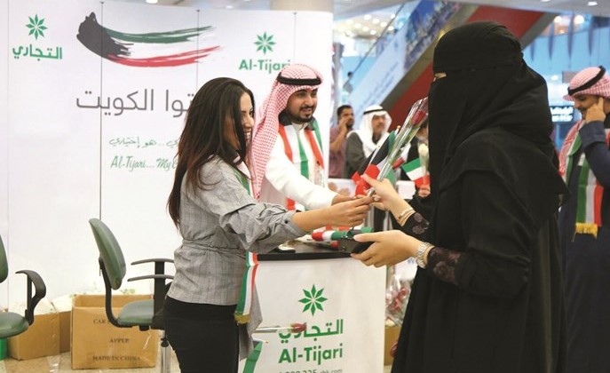 «التجاري» يستقبل ضيوف الكويت بالورود في المطار