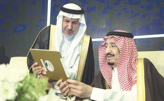 خادم الحرمين الشريفين مدشنا منصة المساعدات الإنسانية	(واس)﻿