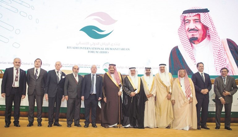صورة جماعية للملك سلمان مع المشاركين في منتدى الرياض الإنساني الدولي					 		 (واس)﻿