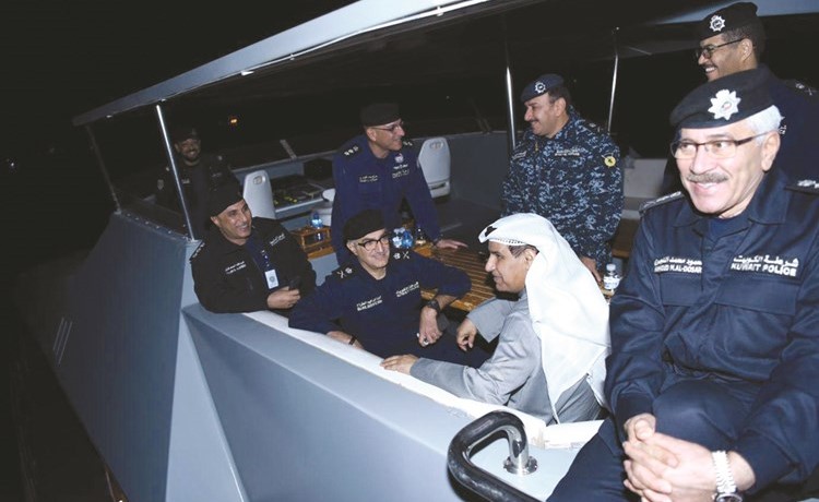 حديث باسم بين الفريقين محمود الدوسري وعصام النهام واللواء ابراهيم الطراح خلال الجولة البحرية﻿