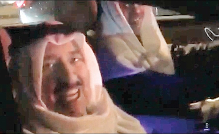 صاحب السمو الأمير الشيخ صباح الأحمد فاجأ المواطنين أمس بمشاركته أبناءه فرحتهم بالأعياد الوطنية على شارع الخليج