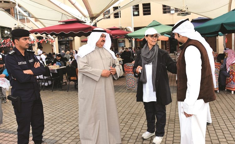 الشيخة أمثال الأحمد والفريق ثابت المهنا خلال الجولة﻿