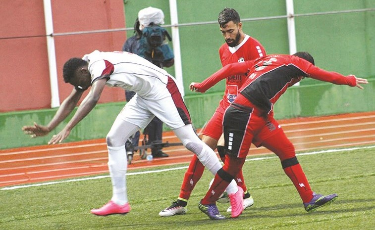 مهاجم النجمة النيجيري كبيرو موسى يحاول المرور من مدافعي زغرتا﻿