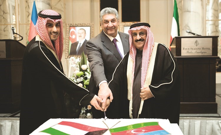 قطع كيكة الحفل خلال احتفال سفارتنا في أذربيجان بالأعياد الوطنية﻿