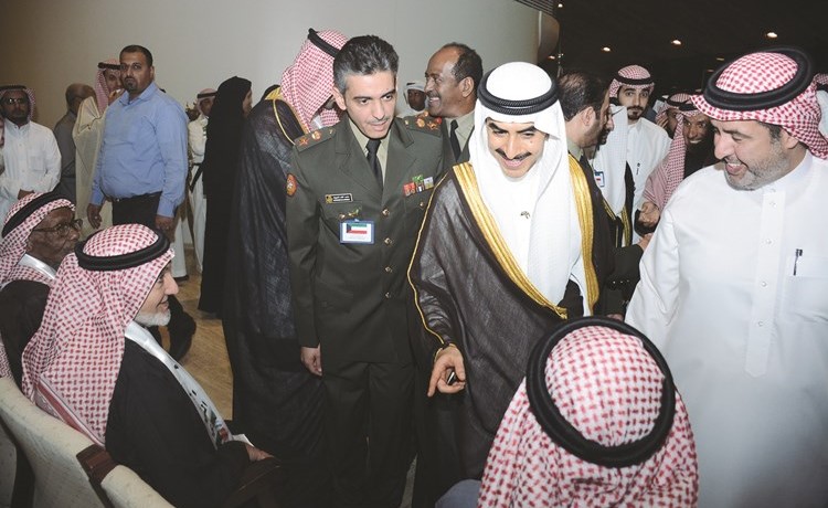 الشيخ ثامر جابر الأحمد خلال تفقدية في الاجنحة المشاركة﻿