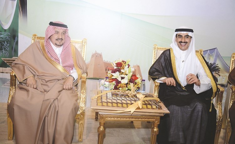 السفير الشيخ ثامر جابر الأحمد وأمير الرياض الأمير فيصل بن بندر خلال الاحتفال﻿