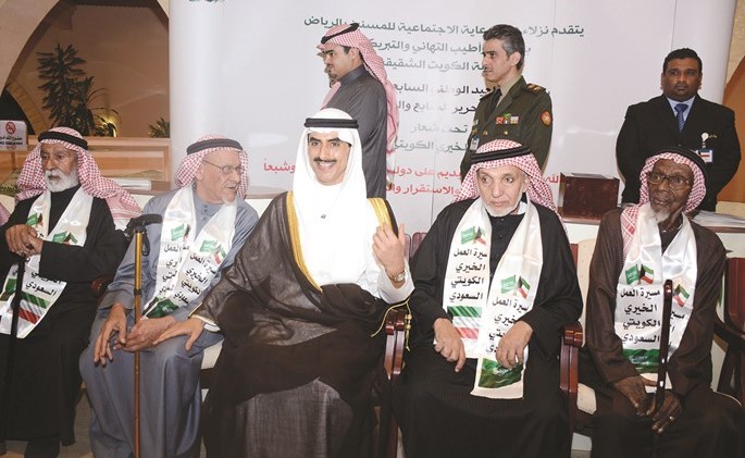 الجابر مع مجموعة من نزلاء دار الرعاية الاجتماعية للمسنين بالرياض ﻿