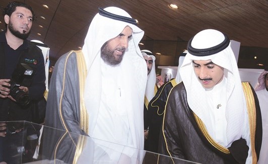 الشيخ ثامر جابر الأحمد خلال الجولة في المعرض المصاحب ﻿