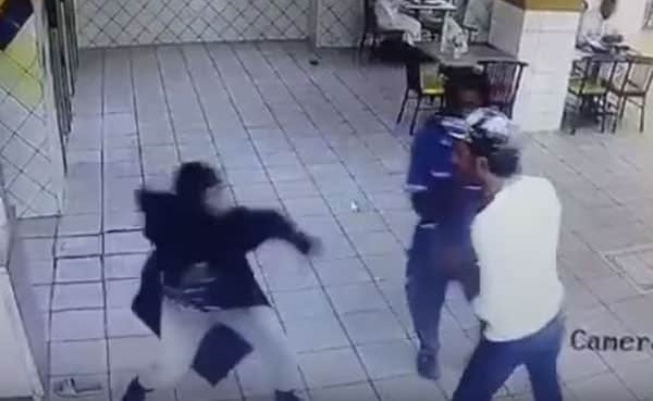 بالفيديو.. فتاة تهاجم شابا وتوجه له عدة لكمات في مطعم بجدة