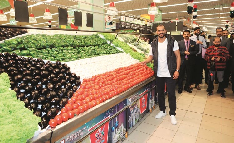 عرض الخضار والفواكه على شكل علم الكويت	 (زين علام)﻿