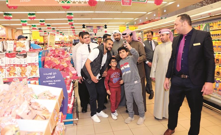 المطوع يلتقط سيلفي مع أحد الحضور﻿