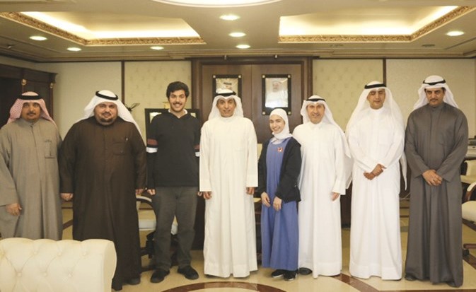 د.حامد العازمي مستقبلا الطالبين هادي المطيري وفاطمة القراشي بحضور د.هيثم الأثري ﻿