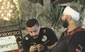 أحد رجال أمن حولي يستمع الى افادات أحد المصابين﻿