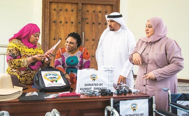 جانب من حفل تبرع اقامته السفارة لصالح الشعب التنزاني قدم من خلاله معدات وأجهزة لمساعدة ذوي الإعاقة والمصابين بالبهق﻿
