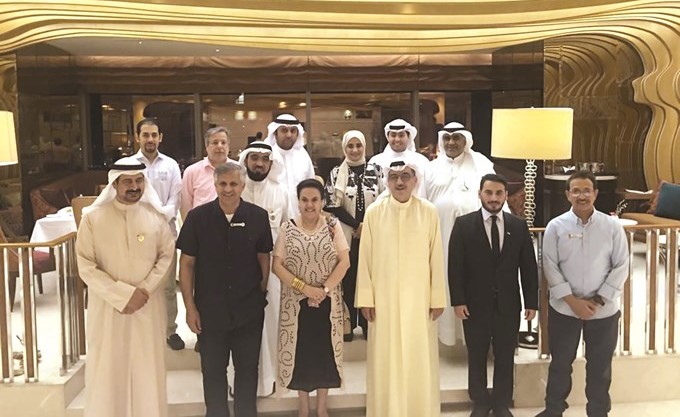 فاطمة الأمير وصلاح العوفان وعدد من أبناء الكويت المشاركين في الزيارة﻿