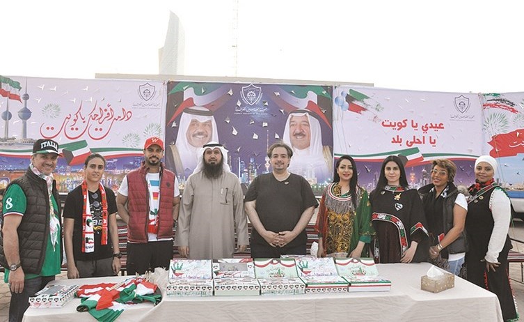 رئيس جمعية المهندسين م. فيصل العتل والمدير العام حسين ششتري يتوسطان مجموعة من المشاركين بالاحتفالات 