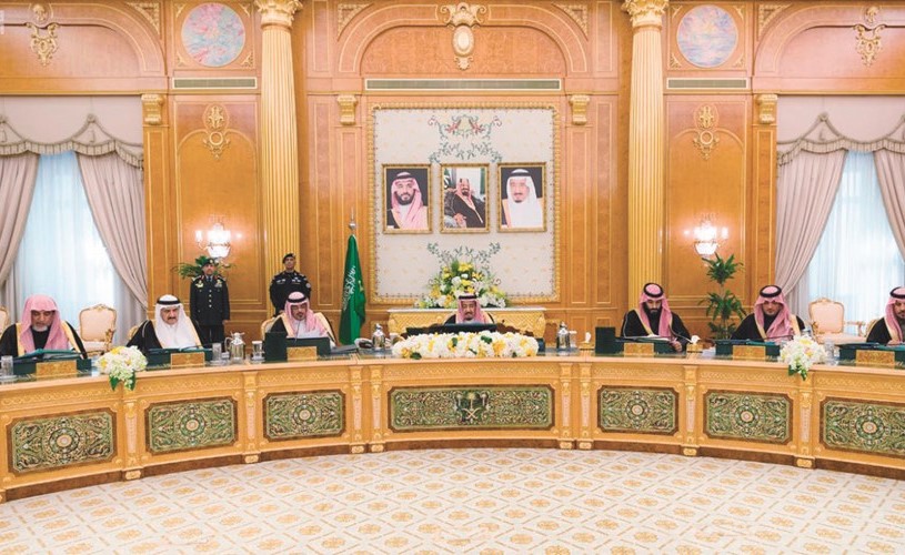 خادم الحرمين الشريفين الملك سلمان بن عبدالعزيز مترئسا جلسة مجلس الوزراء امس- (واس)﻿