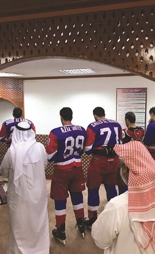 مجموعة من اللاعبين والإداريين خلال الصلاة﻿