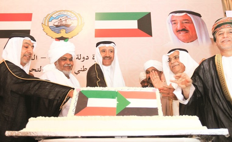 السفير بسام القبندي وعدد من الحضور لدى قطع كعكة الاحتفال في سفارتنا لدى السودان﻿