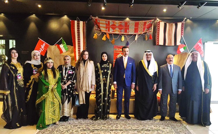  الشيخ د.عبدالله بن أحمد آل خليفة وكيل وزارة خارجية مملكة البحرين متوسطا السفير بدر التنيب وسفير مملكة البحرين وأنور الرفاعي وعضوات متحف بيت العثمان