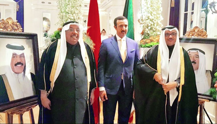  الشيخ د.عبدالله بن أحمد آل خليفة متوسطا السفير بدر التنيب ورئيس فريق الموروث الكويتي أنور الرفاعي