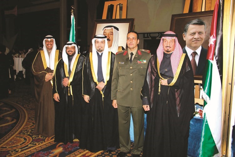 السفير د. حمد الدعيج وأركان سفارتنا بالاردن خلال الاحتفال بالاعياد﻿