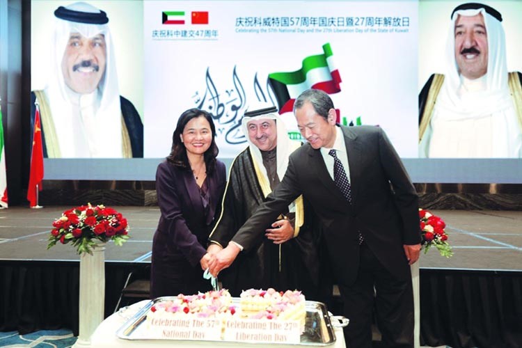  القنصل مالك الوزان لدى قطع كعكة الاحتفال بالاعياد الوطنية بسفارتنا في كوانزو