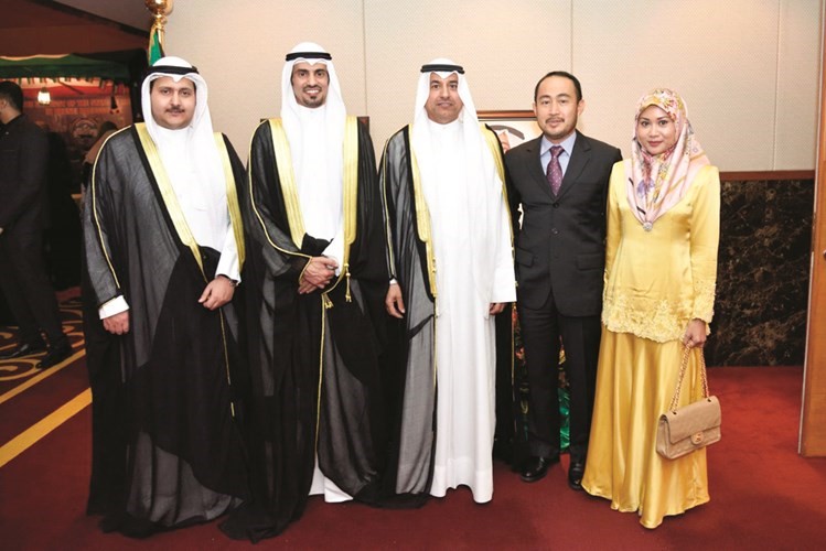 السفير فهد الظفيري مع عدد من المشاركين في حفل سفارتنا في بروناي﻿