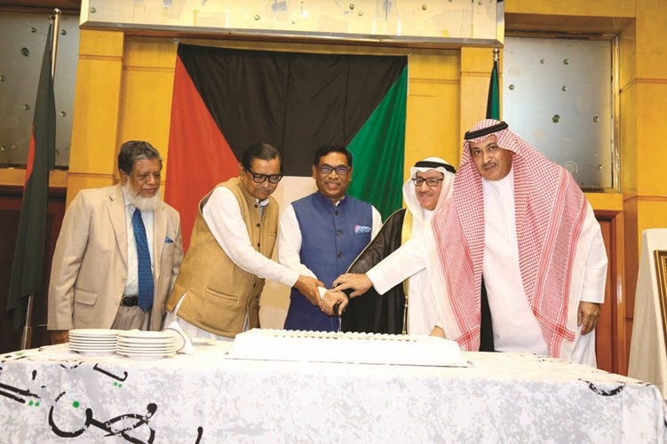 السفير عادل حيات وعدد من الحضور لدى قطع كعكة الحفل في سفارتنا ببنغلاديش﻿