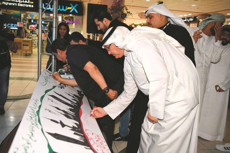 مواطنون ومقيمون يسجلون كلمات الحب للكويت على بانوراما الأنباء ﻿