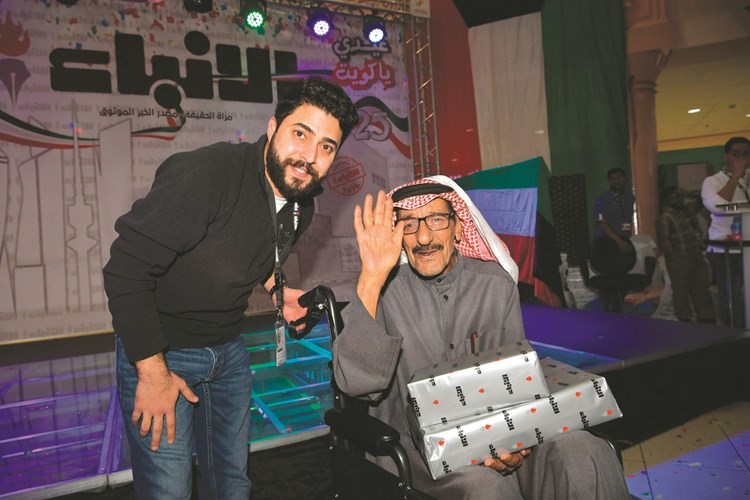 الزميل يوسف ابراهيم مقدما هدية لاحد كبار السن﻿