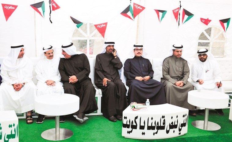 عدد من الحضور﻿