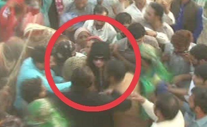 بالفيديو..ناشطة في الحزب الحاكم في باكستان تتعرض لتحرش جماعي