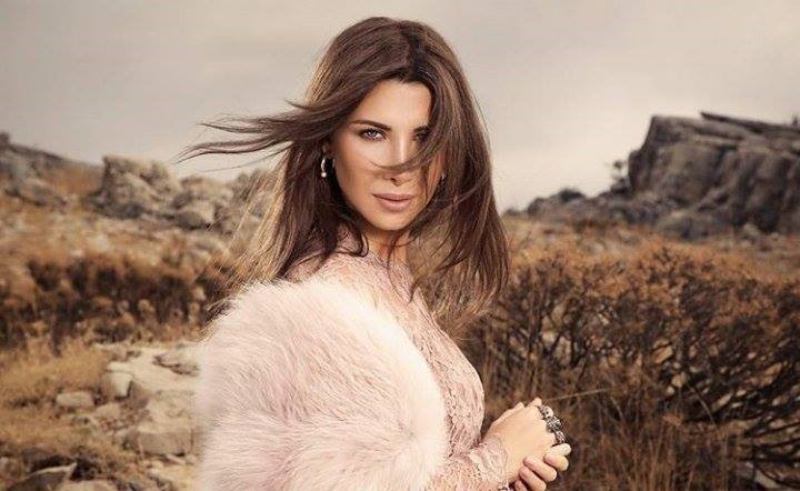 ما سر هذه القطعة التي لا تستغني عنها نانسي في صور ألبوماتها