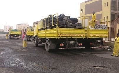 جانب من الاطارات التي تم رفعها خلال الحملة ﻿