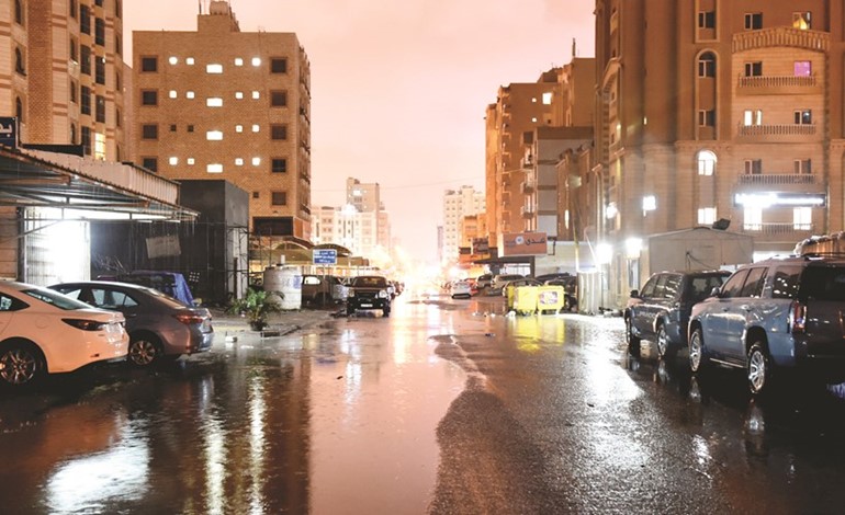 الأمطار تسببت في تجمعات بسيطة للمياه مساء أمس الأول سرعان ما تلاشت	(متين غوزال)﻿
