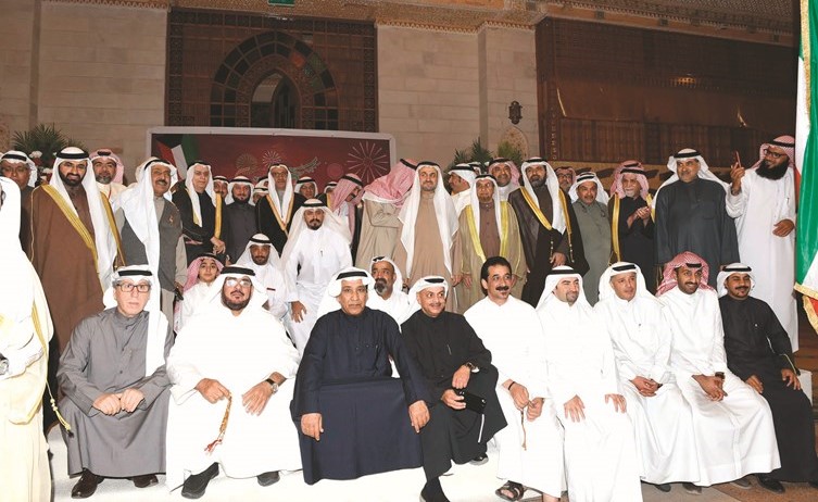 جواد المتروك مع الحضور والمشاركين في حفل اتحاد الدواوين	(متين غوزال)﻿
