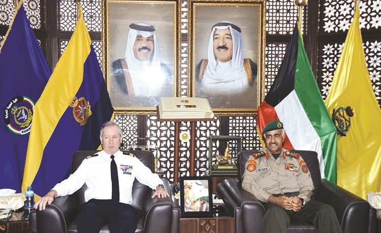 الفريق الركن محمد الخضر مستقبلا العقيد الركن طيار باتريك بيكييه ﻿
