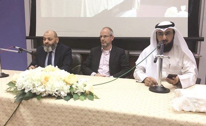 د.عبدالله العجمي والهولندي أرنود فاندورن ونصر الدمنهوري خلال المحاضرة ﻿