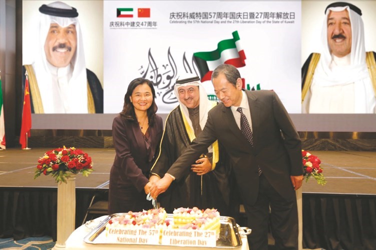 القنصل مالك الوزان ونائبة حاكم المقاطعة إي يان خونغلدى قطع كعكة الاحتفال﻿