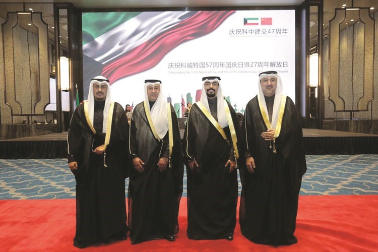 القنصل مالك الوزان مع عدد من المشاركين بالحفل﻿