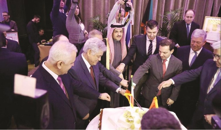  ﻿السفير يوسف عبدالصمد مع ضيوف الشرف في الحفل﻿
