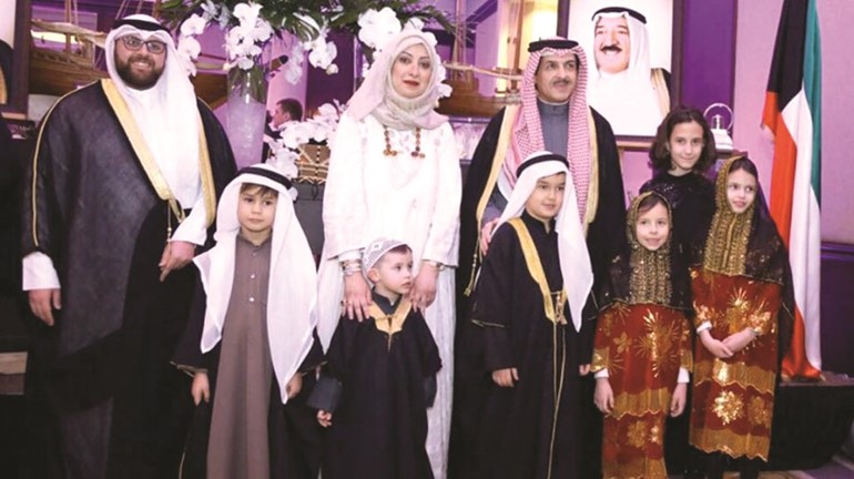  ﻿السفير يوسف عبدالصمد في استقبال أطفال صرب بالزي الوطني الكويتي﻿