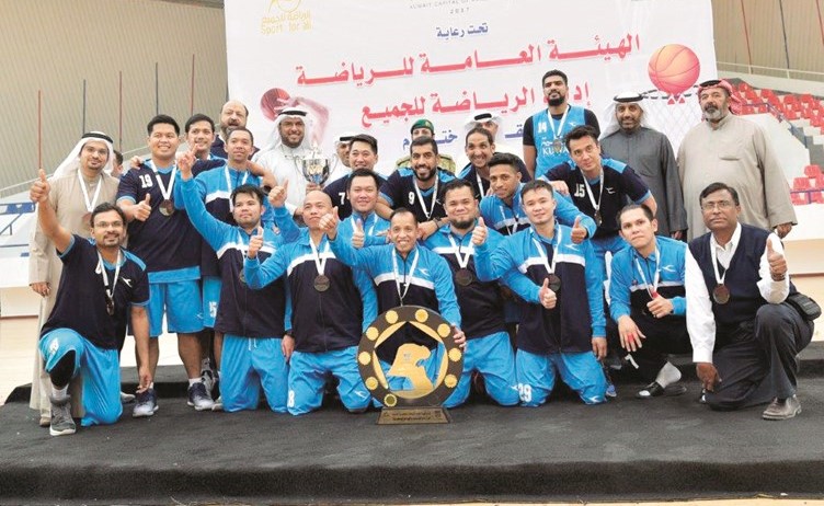 مسؤولو واعضاء فريق الكويتية سعداء بالحصول على اللقب ﻿