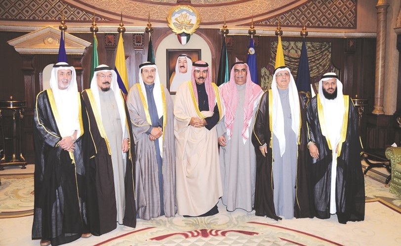 سمو ولي العهد الشيخ نواف الأحمد مستقبلا الفريق أول م.أحمد الرجيب ومختاري مناطق مبارك الكبير﻿