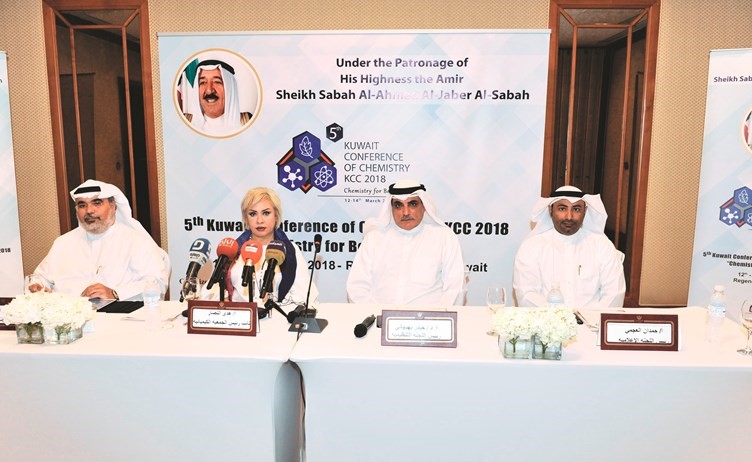 د.حيدر بهبهاني وهدى النصار ود.حسن الربيعة وحمدان العجمي خلال المؤتمر الصحافي ﻿