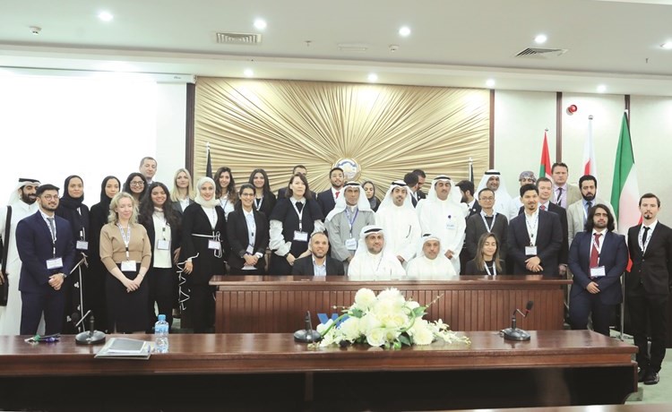د.محمد المقاطع متوسطا المحكمين والطلبة المشاركين في الجولة التمهيدية لمسابقة جيسب للتحكيم الدولي	 (عادل سلامة) ﻿