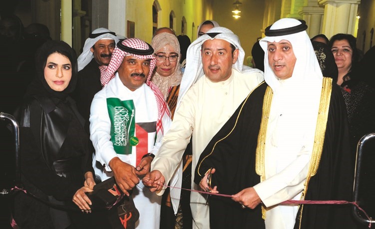 الأمين العام لقطاع الفنون في المجلس الوطني للثقافة والفنون والآداب د.بدر الدويش وعدد من حضور المعرض التشكيلي الخليجي المشترك ﻿